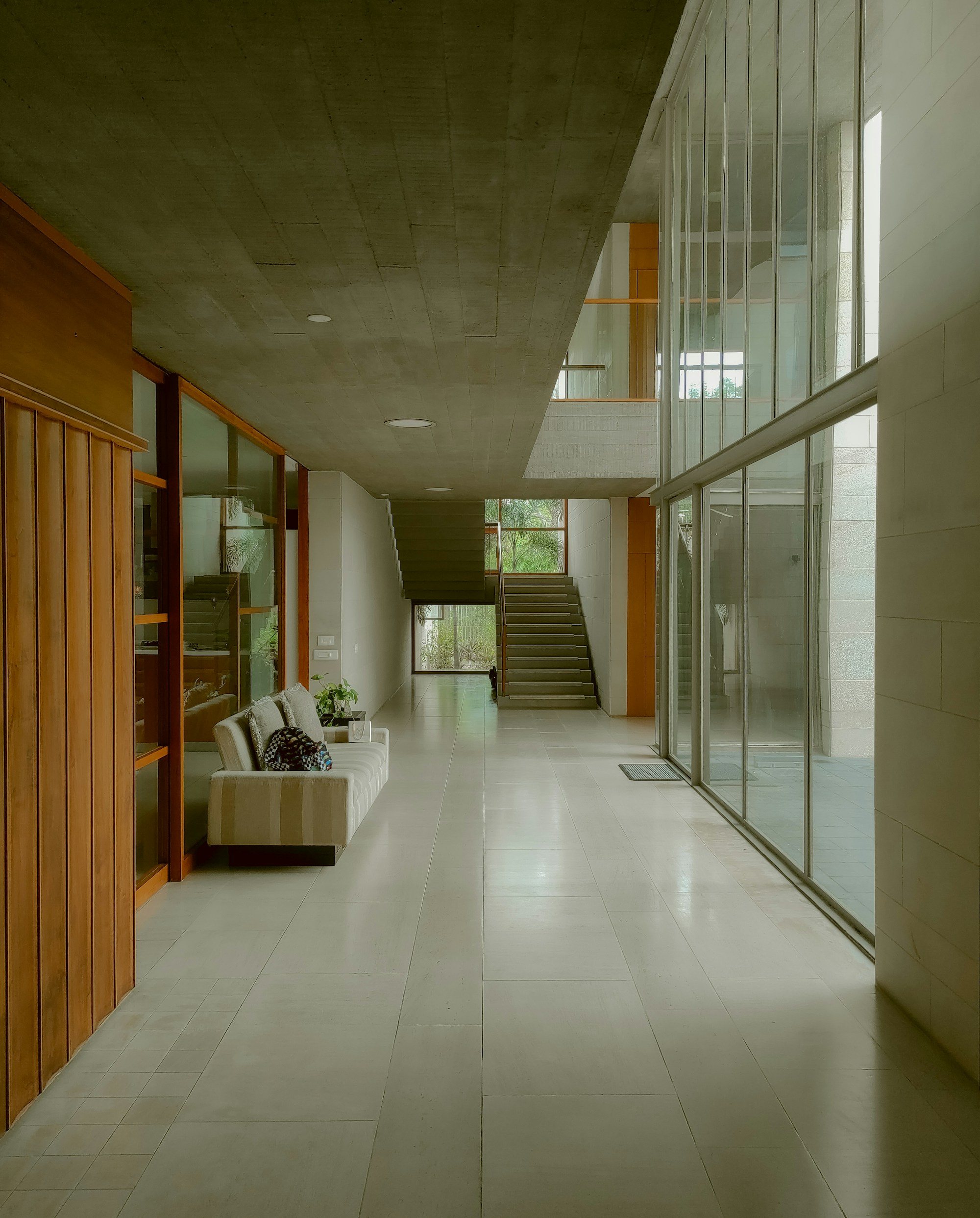 Perspective d’un intérieur en bois clair et pierre